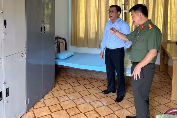 Kiểm tra tại điểm thi Trường THPT Lê Quý Đôn. (Ảnh: TT)