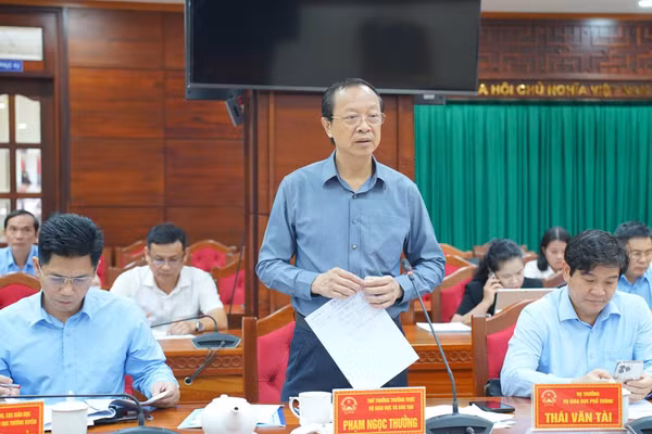 Thứ trưởng Phạm Ngọc Thưởng trao đổi tại buổi làm việc với UBND tỉnh Đắk Lắk. (Ảnh: Thành Tâm)