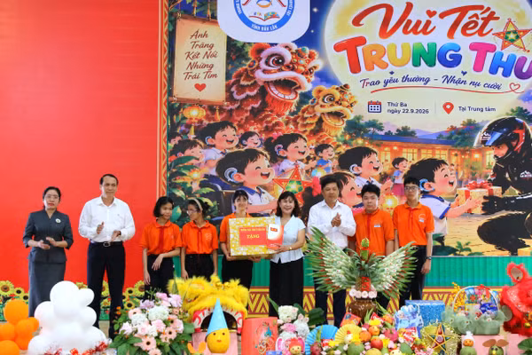 Bí thư Tỉnh ủy Đắk Lắk Lương Nguyễn Minh Triết tặng quà Trung Thu cho học sinh khuyết tật. (Ảnh: Thành Tâm)