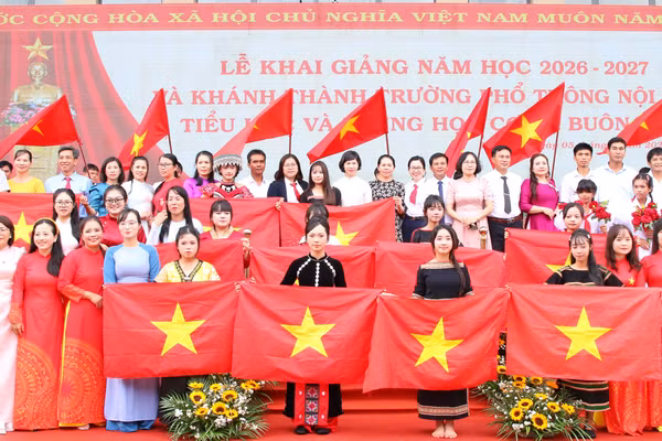 Học sinh, giáo viên Trường PTNT Tiểu học và THCS Buôn Đôn chào đón năm học 2026-2027. (Ảnh: Thành Tâm)