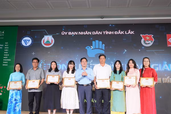 Ban tổ chức trao giải cho các đơn vị đạt thành tích cao tại Cuộc thi.