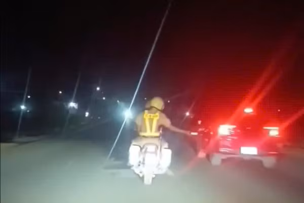 Lực lượng CSGT dùng xe đặc chủng dẫn đường đưa 2 nữ sinh Đắk Lắk đi cấp cứu trong đêm. (Ảnh: Gia đình cung cấp)