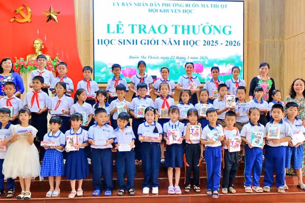 Trao thưởng cho học sinh xuất sắc cấp tiểu học. (Ảnh: HG)