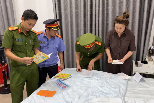 Cơ quan chức năng khám xét nơi ở của Trần Thị Phi Yến. (Ảnh: SD)