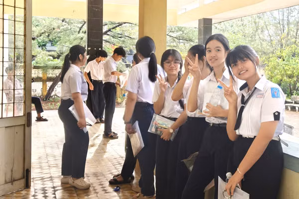 Thí sinh dự thi vào Trường THPT chuyên Lương Văn Chánh, phường Tuy Hòa. (Ảnh: TH)