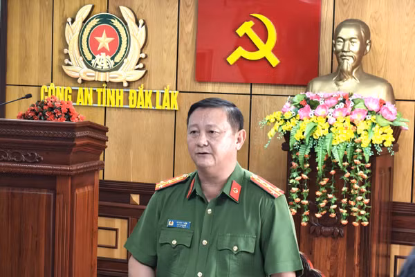 Đại tá Võ Duy Tuấn, Phó Giám đốc Công an tỉnh Đắk Lắk chủ trì họp báo. (Ảnh: Thế Hùng)