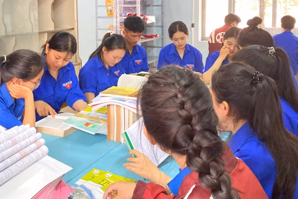 Học sinh đọc sách tại Thư viện Trường THPT Cao Bá Quát, Đắk Lắk. (Ảnh: Thành Tâm)
