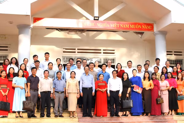 Đại diện các trường học, địa phương chụp hình lưu niệm cùng Đoàn công tác của Bộ GD&ĐT. (Ảnh: Thành Tâm)