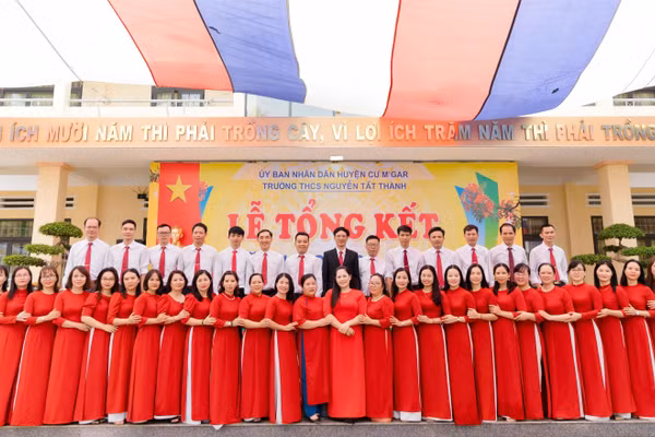 Tập thể cán bộ, giáo viên, nhân viên Trường THCS Nguyễn Tất Thành, xã Quảng Phú.