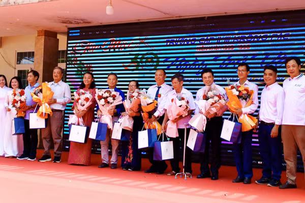 Tặng quà tri ân thầy cô giáo cũ.