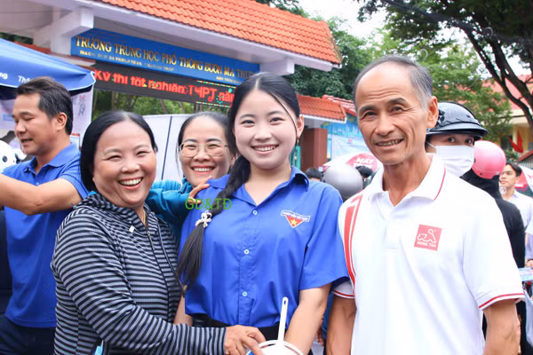 Nụ cười rạng rỡ của Ngọc Anh bên ông bà và mẹ sau khi khép lại Kỳ thi quan trọng của tuổi học trò. (Ảnh: Thế Hùng)