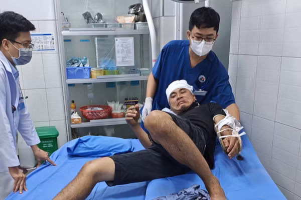 Ông Mỹ bị đánh trọng thương được đưa đi cấp cứu. (Ảnh: CA)