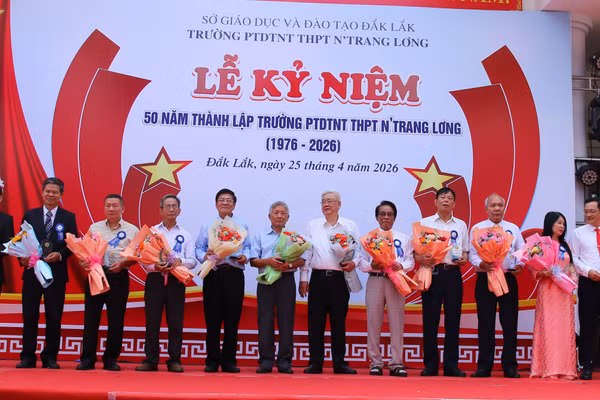 Tri ân thế hệ lãnh đạo nhà trường qua các thời kỳ tại buổi lễ. (Ảnh: Thế Hùng)