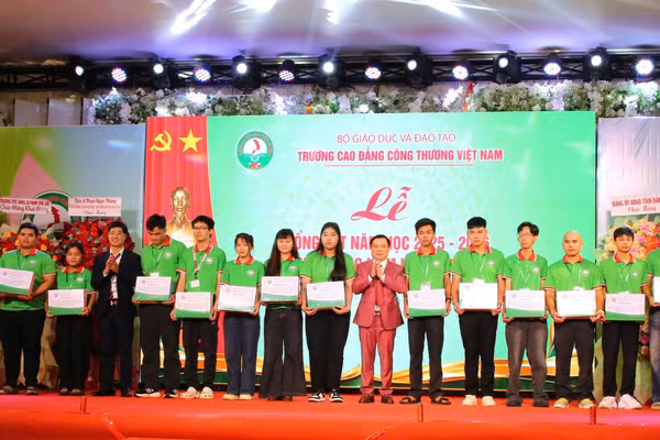 Trường Cao đẳng Công thương Việt Nam cơ sở đào tạo tại Đắk Lắk trao học bổng cho HSSV.