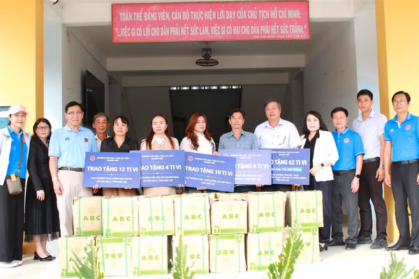 Trường Hoàng Việt Trao tặng tivi, vở cho các trường học thuộc xã Phú Hòa 2. (Ảnh: TT)