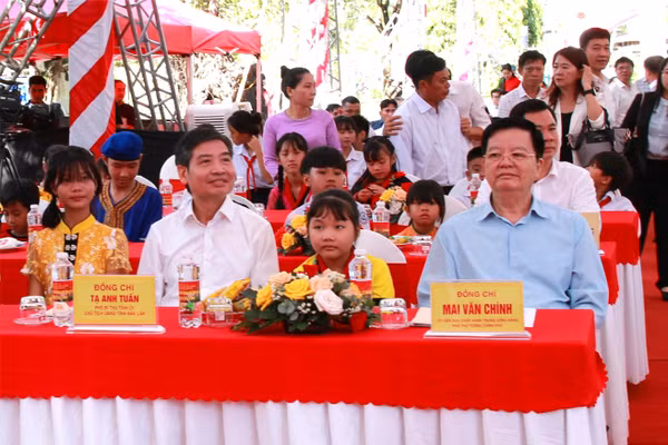 Phó Thủ tướng Mai Văn Chính, Chủ tịch UBND tỉnh Đắk Lắk Tạ Anh Tuấn cùng học sinh xã Ia R'vê, Đắk Lắk. (Ảnh: TT)