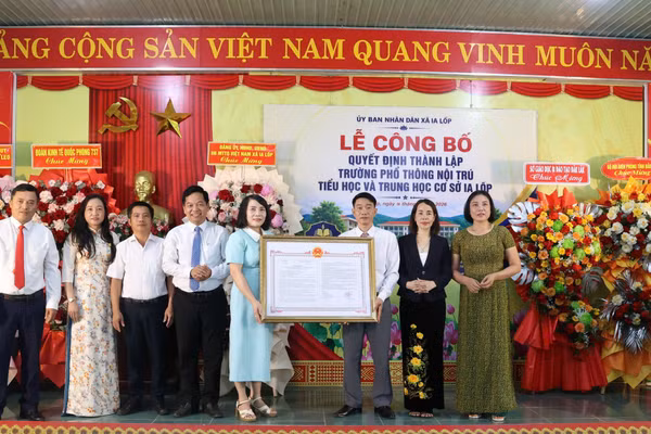 Phó Giám đốc Sở GD&ĐT Võ Thị Minh Duyên trao quyết định tại Trường Phổ thông nội trú TH và THCS Ia Lốp. (Ảnh: TT)