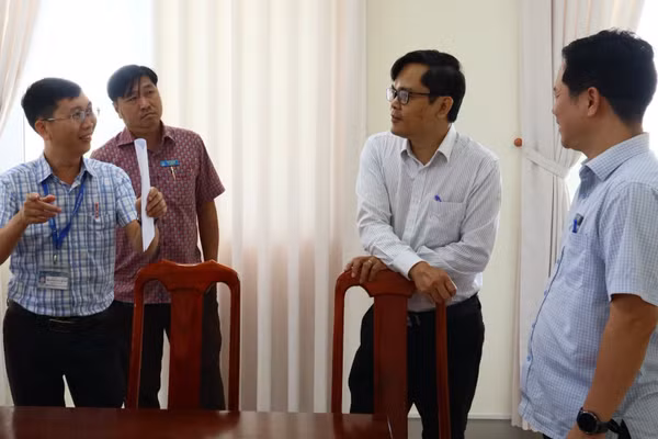 Đại diện Bộ GD&ĐT kiểm tra công tác số hóa tại Trường Đại học Tây Nguyên. (Ảnh: TN)