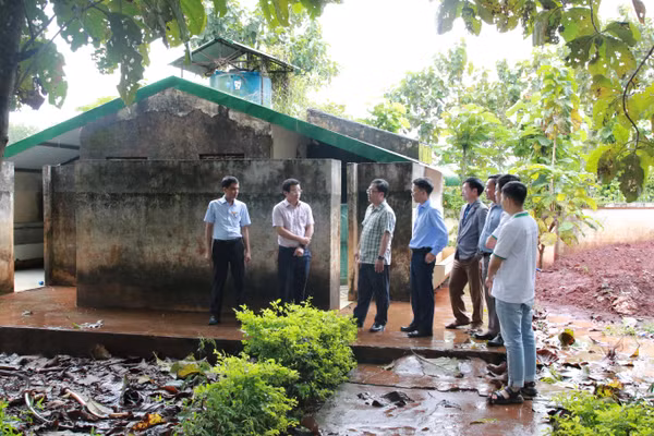 Khảo sát khu vệ sinh Trường Tiểu học Lê Đình Chinh, xã Ea Vy, Đắk Lắk. (Ảnh: TT)