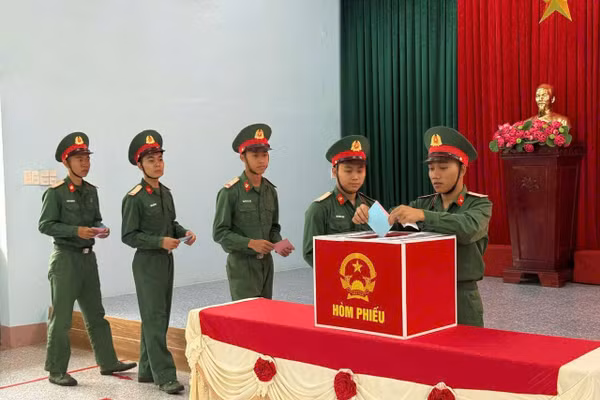 Các chiến sĩ thuộc Bộ Chỉ huy Quân sự tỉnh Đắk Lắk lần đầu thực hiện nghĩa vụ công dân qua lá phiếu. (Ảnh: TH)