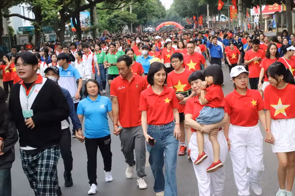 Người dân Đắk Lắk tham gia đi bộ trong chương trình "Cùng Việt Nam tiến bước" năm 2025. (Ảnh: TL)