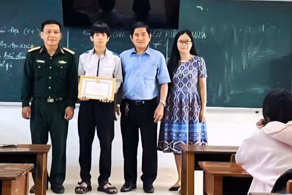 Trao Giấy khen cho học sinh Nguyễn Thành Khang, lớp 11, Trường THPT Nguyễn Văn Linh (Đắk Lắk).