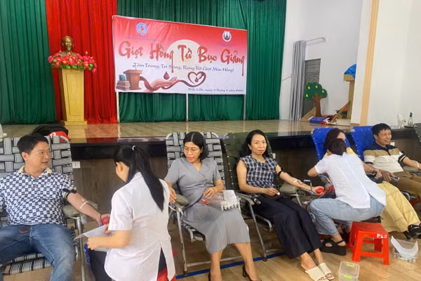 Cán bộ, chuyên viên Sở GD&ĐT Đắk Lắk tham gia "Giọt hồng từ bục giảng 2026". (Ảnh: Thế Hùng)