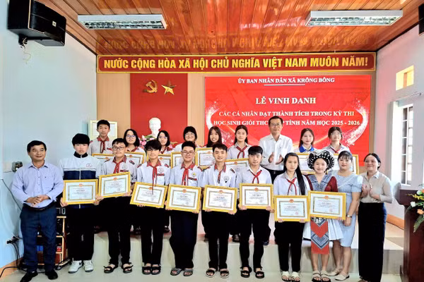 UBND xã Krông Bông tổ chức vinh danh học sinh, giáo viên đạt thành tích cao trong năm học 2025-2026. (Ảnh: TH)