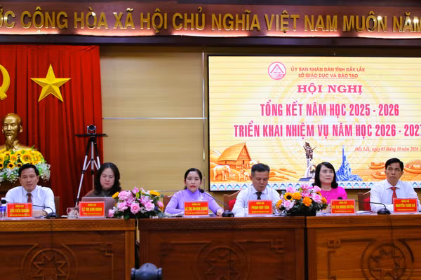 Ban Giám đốc Sở GD&ĐT Đắk Lắk, chủ trì Hội nghị. (Ảnh: Thành Tâm)