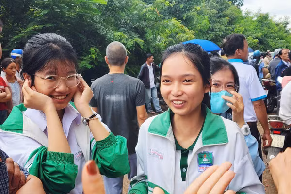 Bảo Trân và nhóm bạn phấn khởi sau khi kết thúc bài thi môn Ngữ văn. (Ảnh: Thành Tâm)