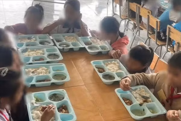 Một bữa ăn của học sinh vùng khó ở Đắk Lắk.