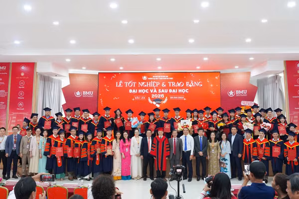 Trường Đại học Y Dược Buôn Ma Thuột trao bằng tốt nghiệp cho các tân bác sĩ. (Ảnh: TT)
