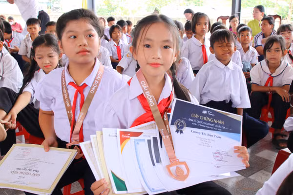 Em Lương Thị Bảo Trân (dân tộc Thái) đã chinh phục 12 giải thưởng các cấp trong năm học 2025-2026. (Ảnh: Thế Hùng)