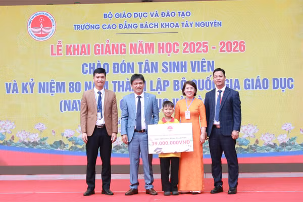 Ban Giám hiệu trao học bổng toàn phần cho tân sinh viên Nguyễn Văn Thiện.