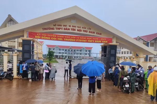 Thí sinh đến làm thủ tục dự thi vào Trường PTDTNT THPT Đam San. (Ảnh: TT)