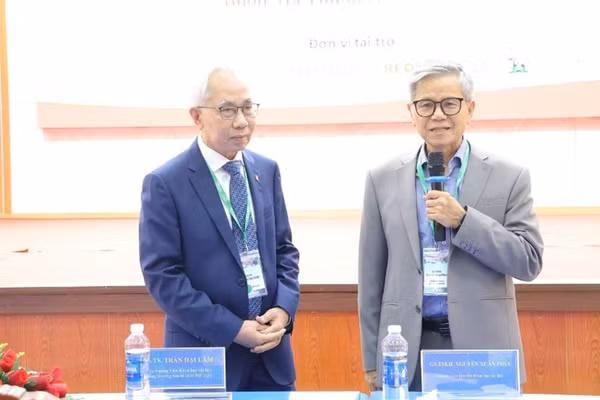 GS.TSKH Nguyễn Xuân Phúc và GS.TS Nguyễn Đức Chiến chủ trì Hội nghị phiên toàn thể. (Ảnh: TN)