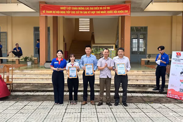 Phòng khám đa khoa Tân Phúc Ea H'Leo nhận thư cảm ơn từ chương trình. (Ảnh: ĐX)
