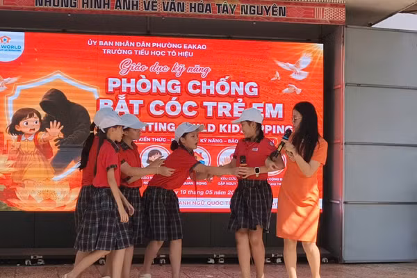 Các hoạt động trải nghiệm giúp học sinh rèn kỹ năng ứng phó và tự bảo vệ bản thân. (Ảnh: Thế Hùng)