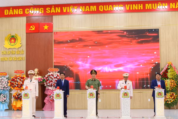 Các đại biểu thực hiện nghi thức thành lập Trường Văn hóa Công an nhân dân II tại Đắk Lắk. (Ảnh: TT)