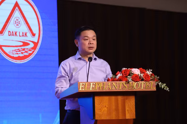 Ông Đỗ Hữu Huy, Chủ tịch UBND tỉnh Đắk Lắk phát biểu tại buổi gặp mặt các cơ quan báo chí. (Ảnh: TT)