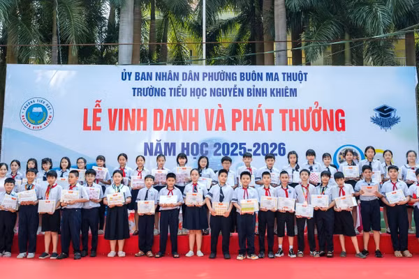 Lãnh đạo Trường Tiểu học Nguyễn Bỉnh Khiêm trao thưởng cho học sinh xuất sắc. (Ảnh: TT)