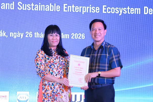 Bà Hồ Thị Nguyên Thảo, Phó Chủ tịch Thường trực UBND tỉnh trao giải Nhất cho Sở GD&ĐT Đắk Lắk. (Ảnh: TH)