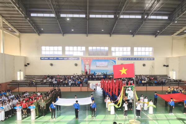 Các vận động viên dự lễ khai mạc Đại hội Thể dục thể thao xã Krông Ana. (Ảnh: TH)