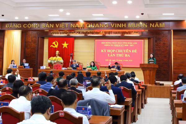 Đại biểu thông qua nội dung Kỳ họp chuyên đề lần thứ 3, HĐND tỉnh Đắk Lắk. (Ảnh: TT)