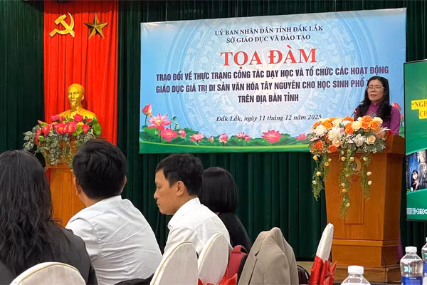 TS Lê Thị Thảo - Trưởng phòng Giáo dục phổ thông, Sở GD&ĐT Đắk Lắk báo cáo đề dẫn. (ĐT)