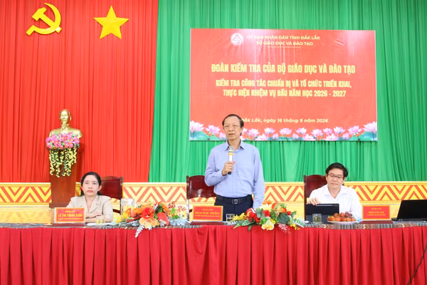 Thứ trưởng Phạm Ngọc Thưởng làm việc với các trường học ở Đắk Lắk. (Ảnh: Thành Tâm)