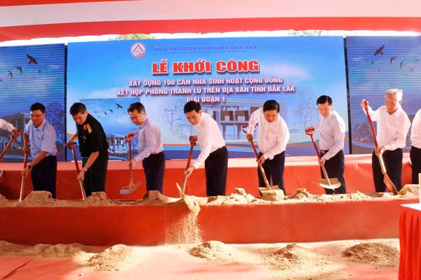 Lãnh đạo Trung ương, tỉnh Đắk Lắk thực hiện nghi lễ khởi công công trình nhà tránh lũ tại thôn Phú Hữu, xã Hòa Thịnh. (Ảnh: TT)