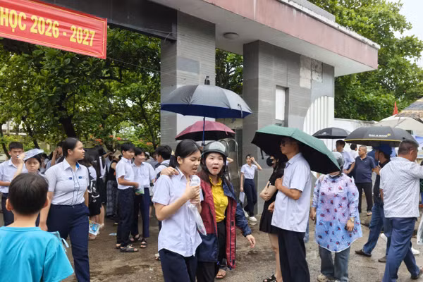 Thí sinh hoàn thành bài thi môn Toán. (Ảnh: Thế Hùng)