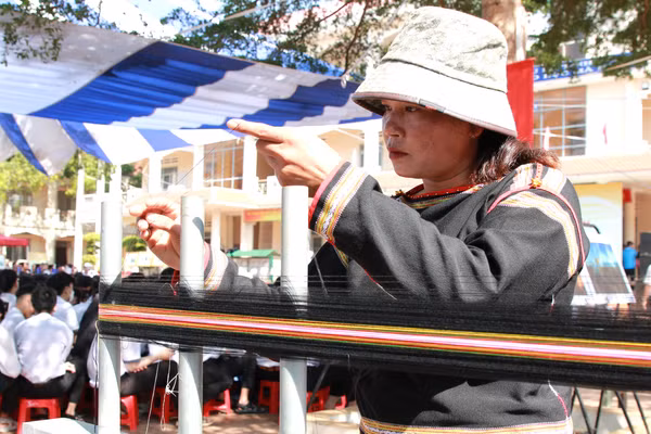 Một học viên tại Đắk Lắk thực hành dệt thổ cẩm truyền thống sau khi học lý thuyết. (Ảnh: TT)