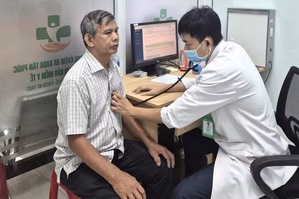 Bác sĩ tại Phòng khám đa khoa Tân Phúc Buôn Ma Thuột khám sức khỏe cho người cao tuổi. (Ảnh: Quỳnh Như)